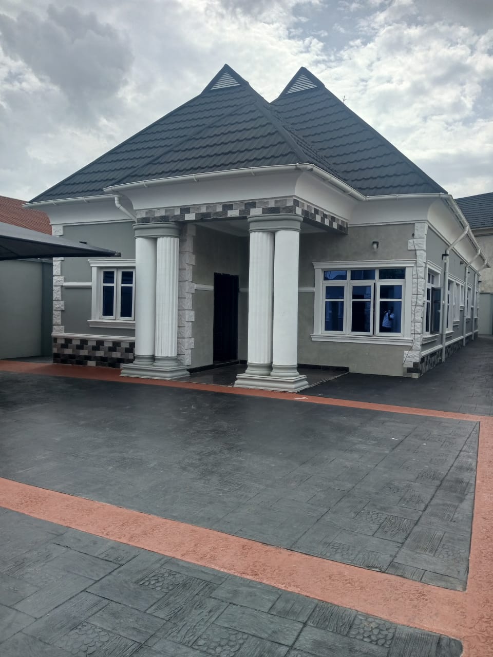 For sale Modern *3Bedroom* Bungalow with Security post and car pot with Polished Stamp Flooring